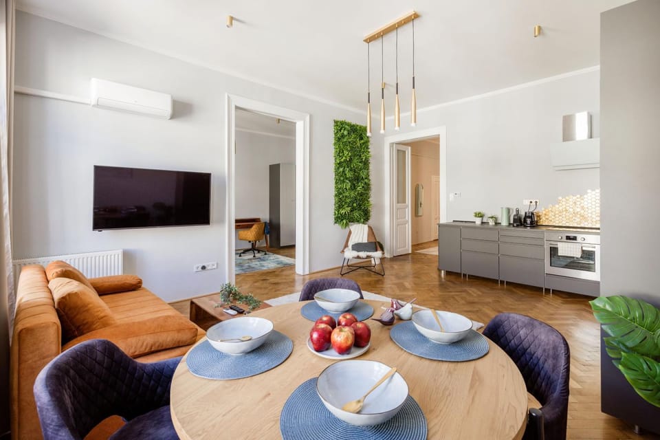 TV and multimedia, Kitchen or kitchenette, Living room, Seating area, Dining area