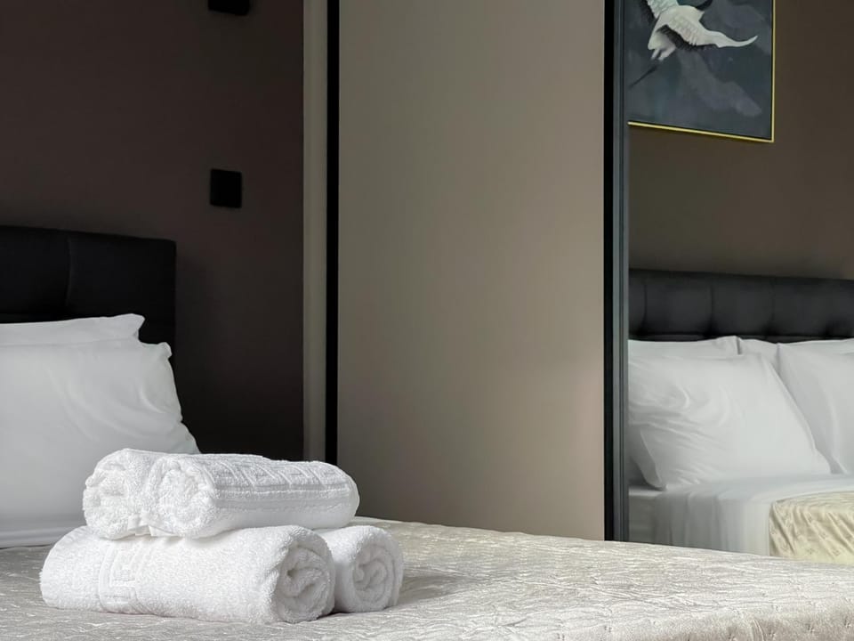 Bed, Bedroom, towels