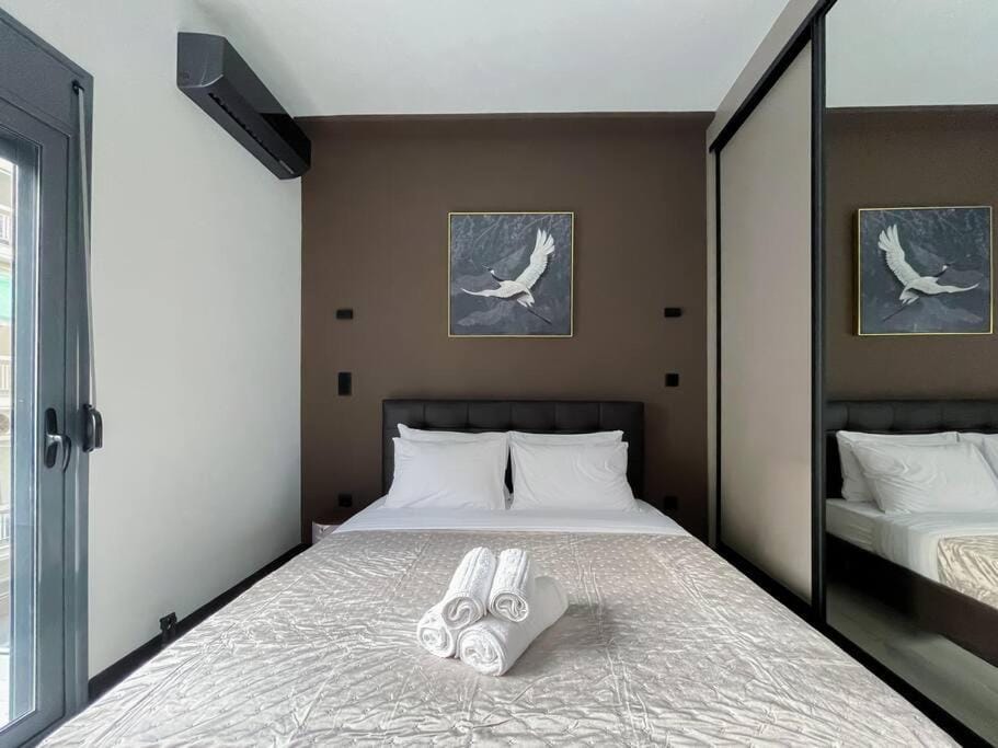 Bed, Bedroom, towels