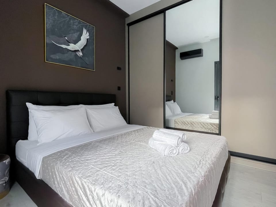 Bed, Bedroom, towels