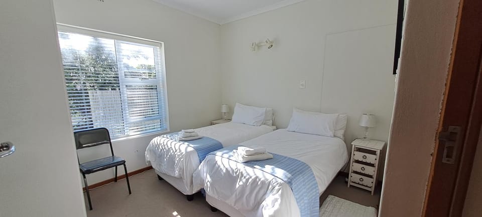 Photo of the whole room, Bedroom, towels