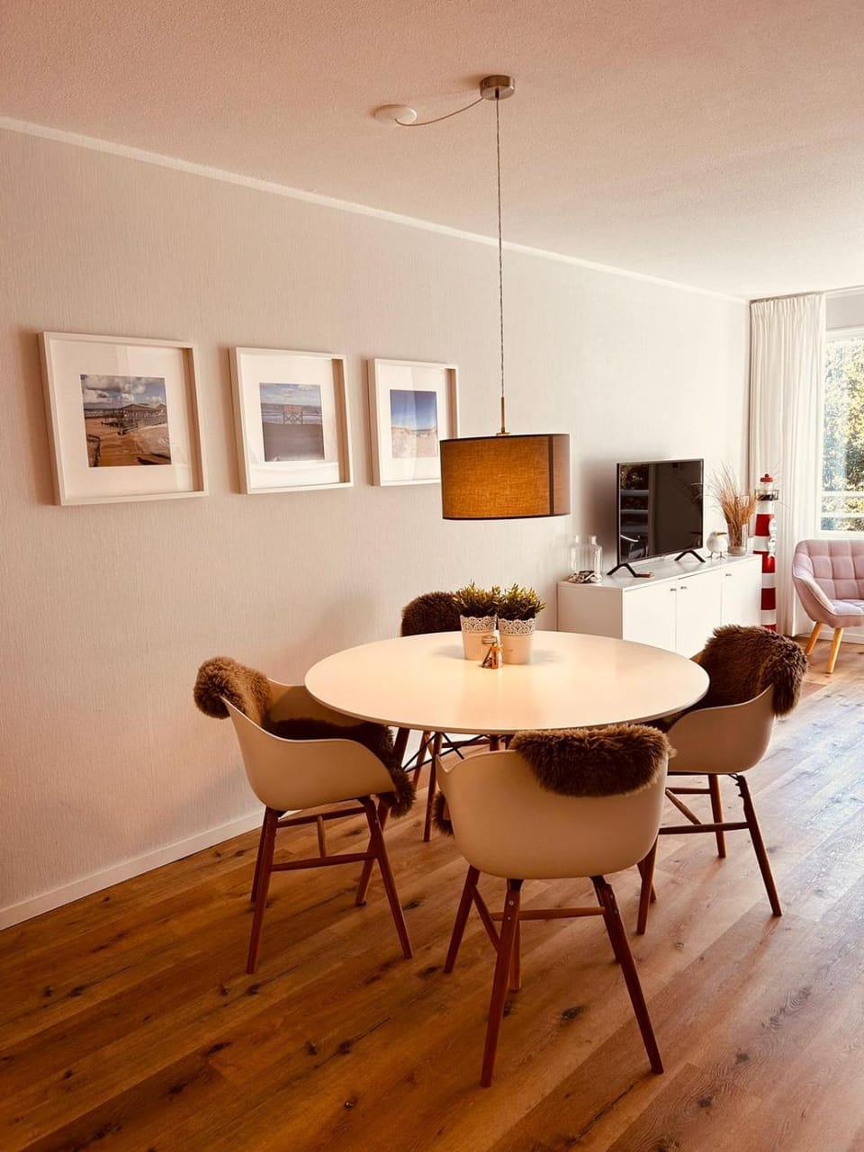 Kitchen or kitchenette, Living room, Seating area, Dining area