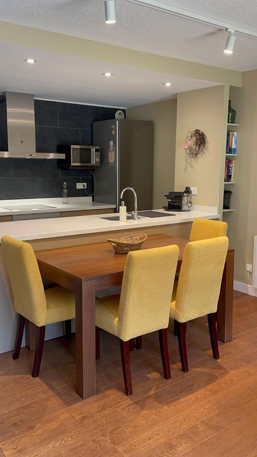 Kitchen or kitchenette, Dining area, minibar, stove