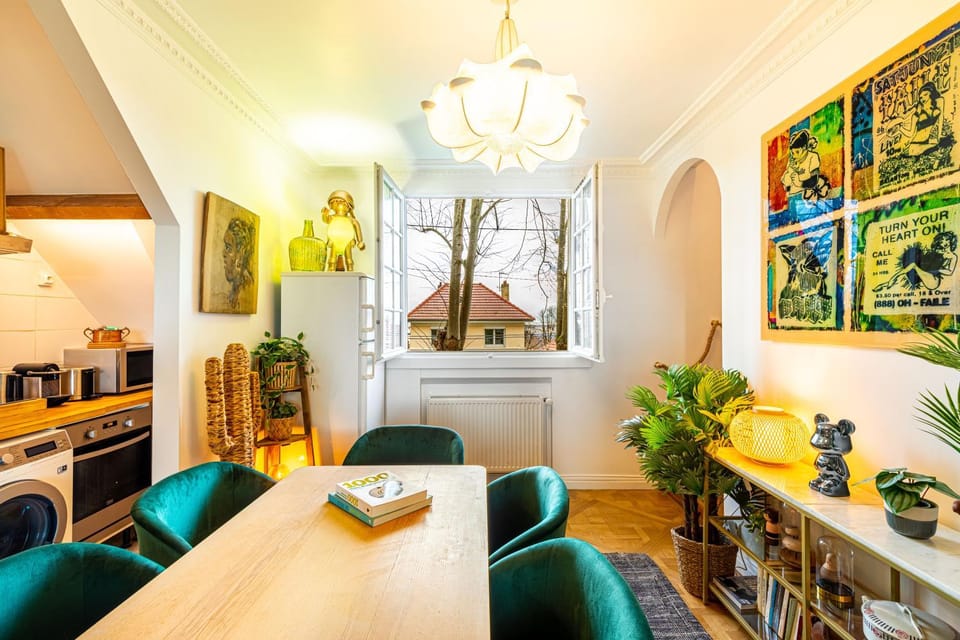 Kitchen or kitchenette, Seating area, Dining area