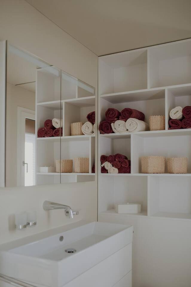 Bathroom, towels