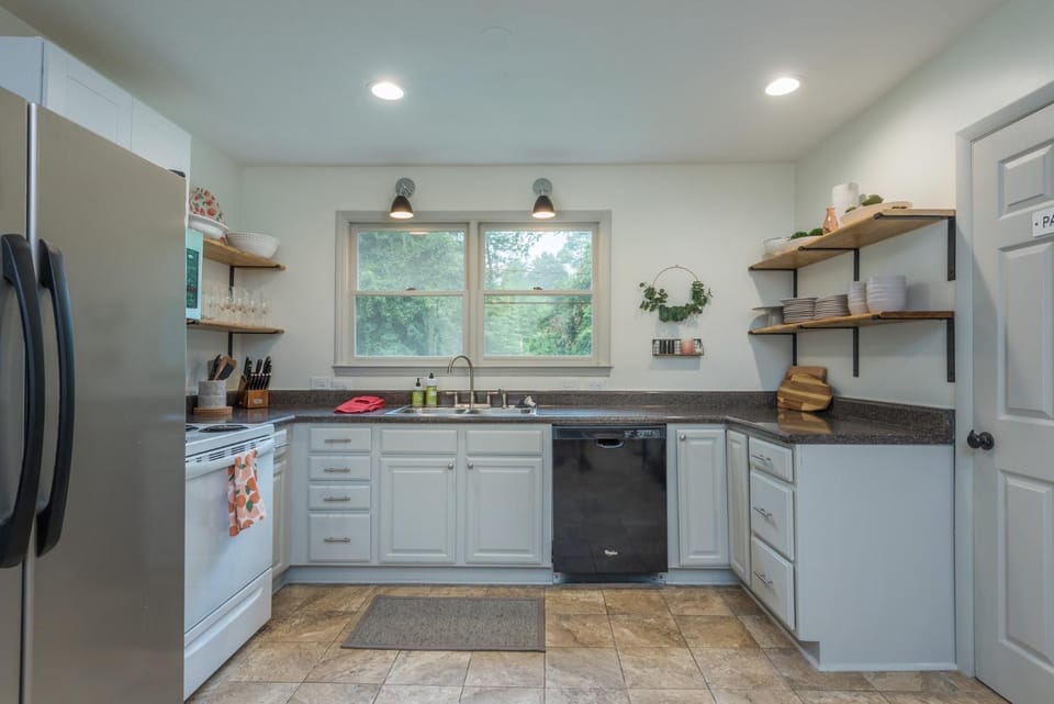 Peach & Pine Cottage House in Black Mountain