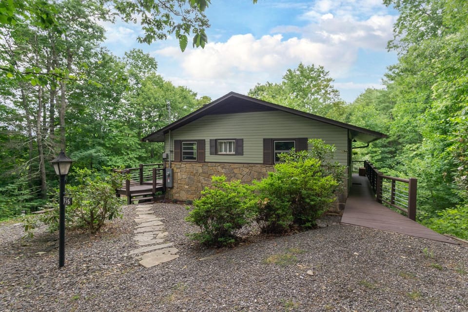 The Sunset Chalet Pet-friendly, Deck & 5 Minutes to Black Mountain! House in Black Mountain