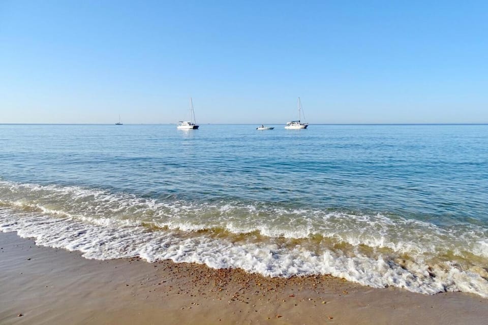 Coastal Retreat, Beaches, Parking & Fast WiFi Apartment in Bournemouth