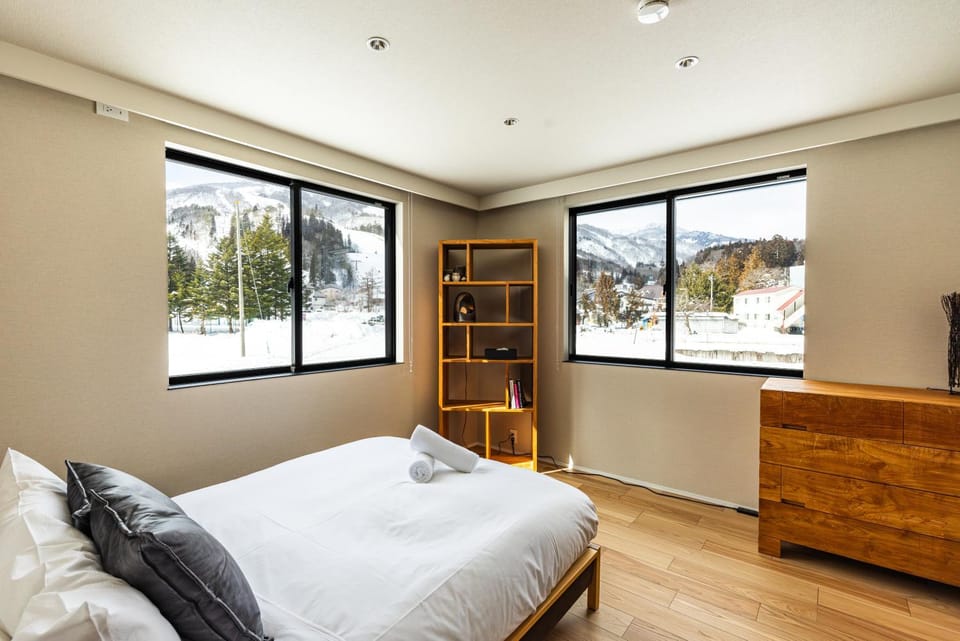 Bed, Natural landscape, Photo of the whole room, Bedroom, Mountain view