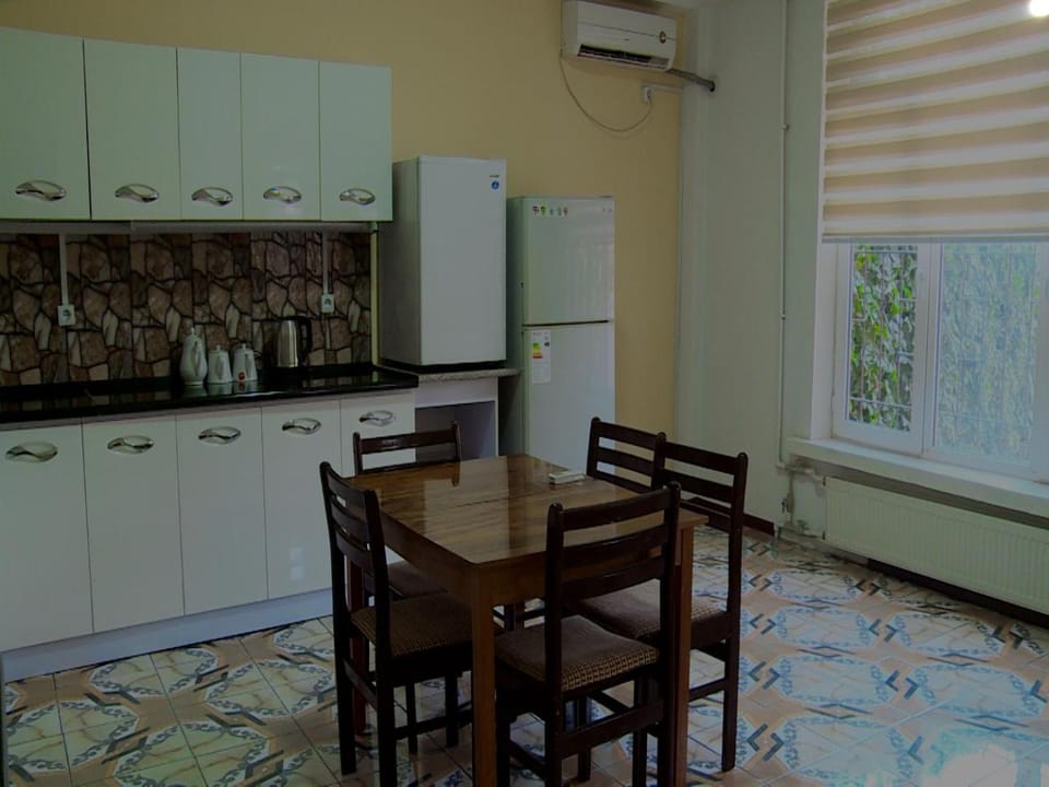 Kitchen or kitchenette, Dining area, minibar