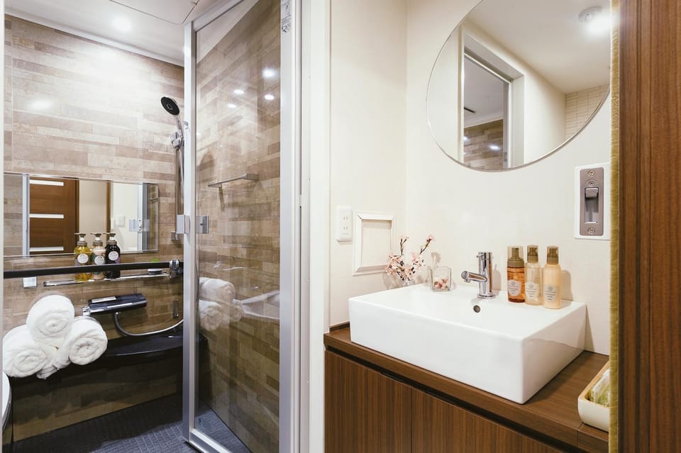 Shower, Toilet, towels