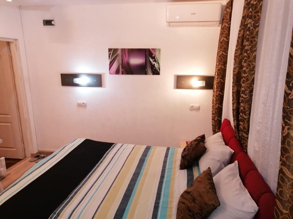 Bed, Photo of the whole room, air conditioner