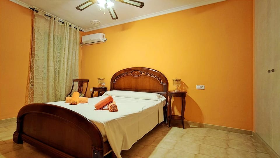 Photo of the whole room, Bedroom