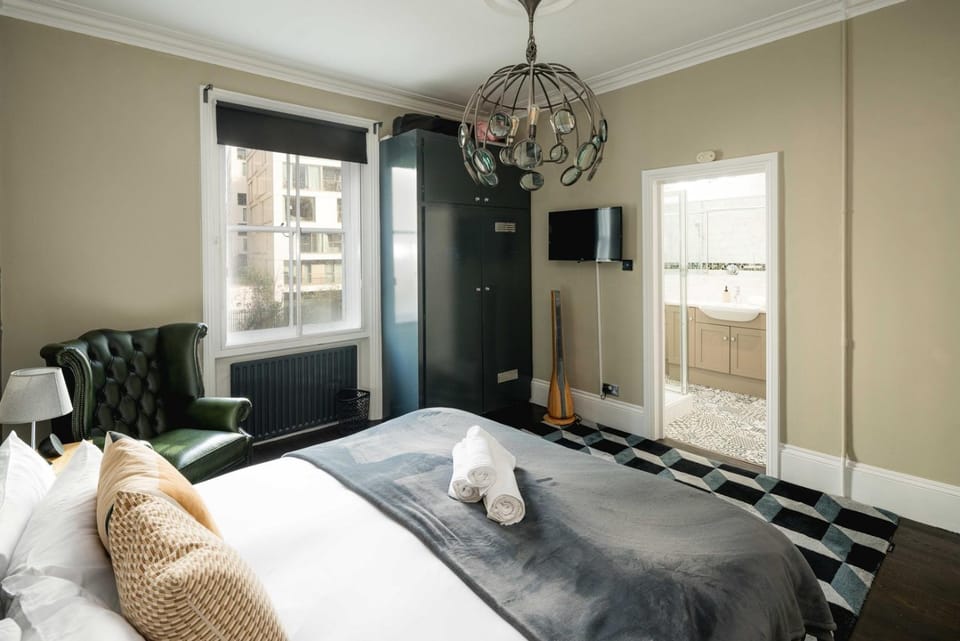 Bed, TV and multimedia, Bedroom, towels, wardrobe