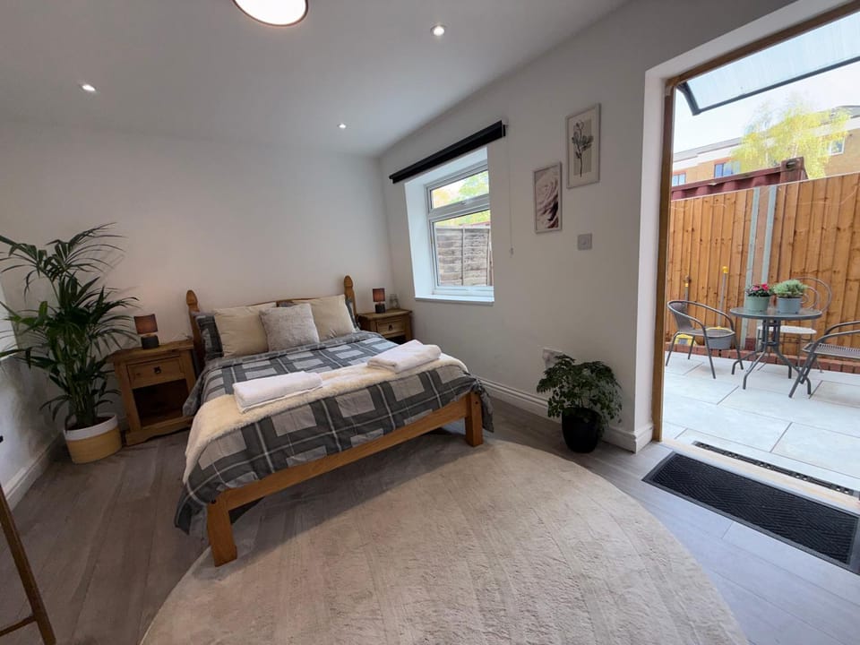 Bed, Garden, View (from property/room), Photo of the whole room, Dining area, Bedroom