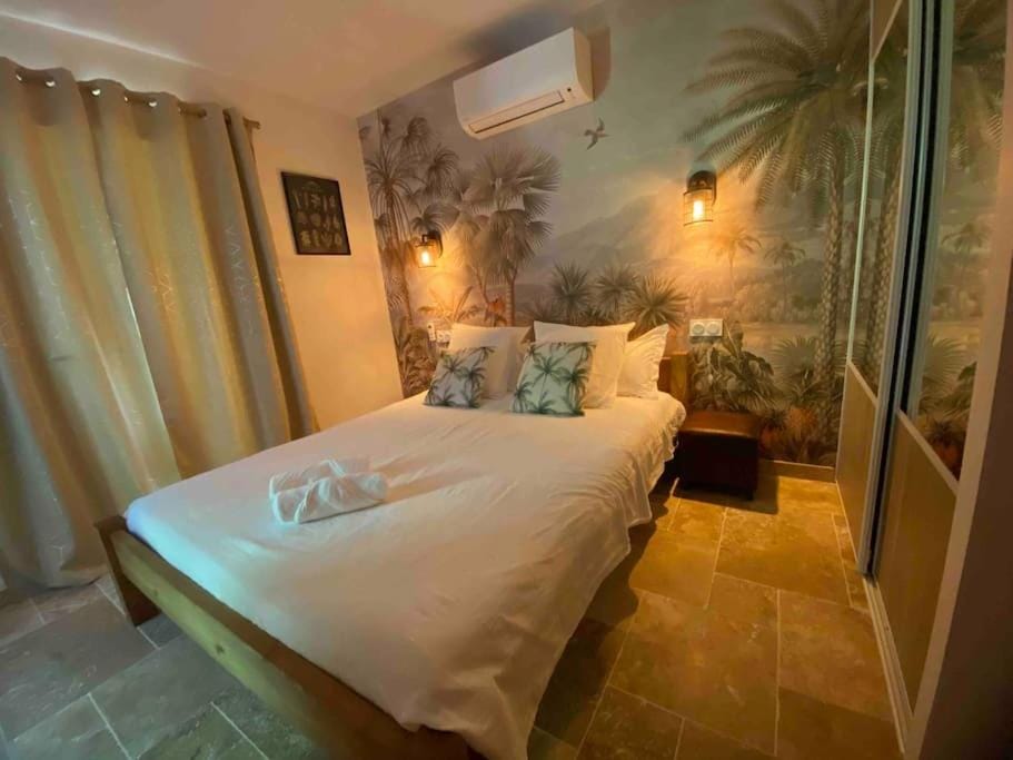 Bed, Photo of the whole room, Bedroom, towels, air conditioner