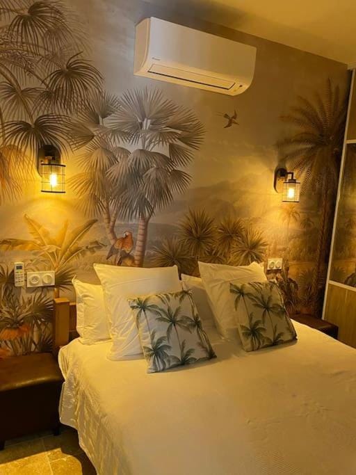 Bed, Photo of the whole room, Bedroom, air conditioner