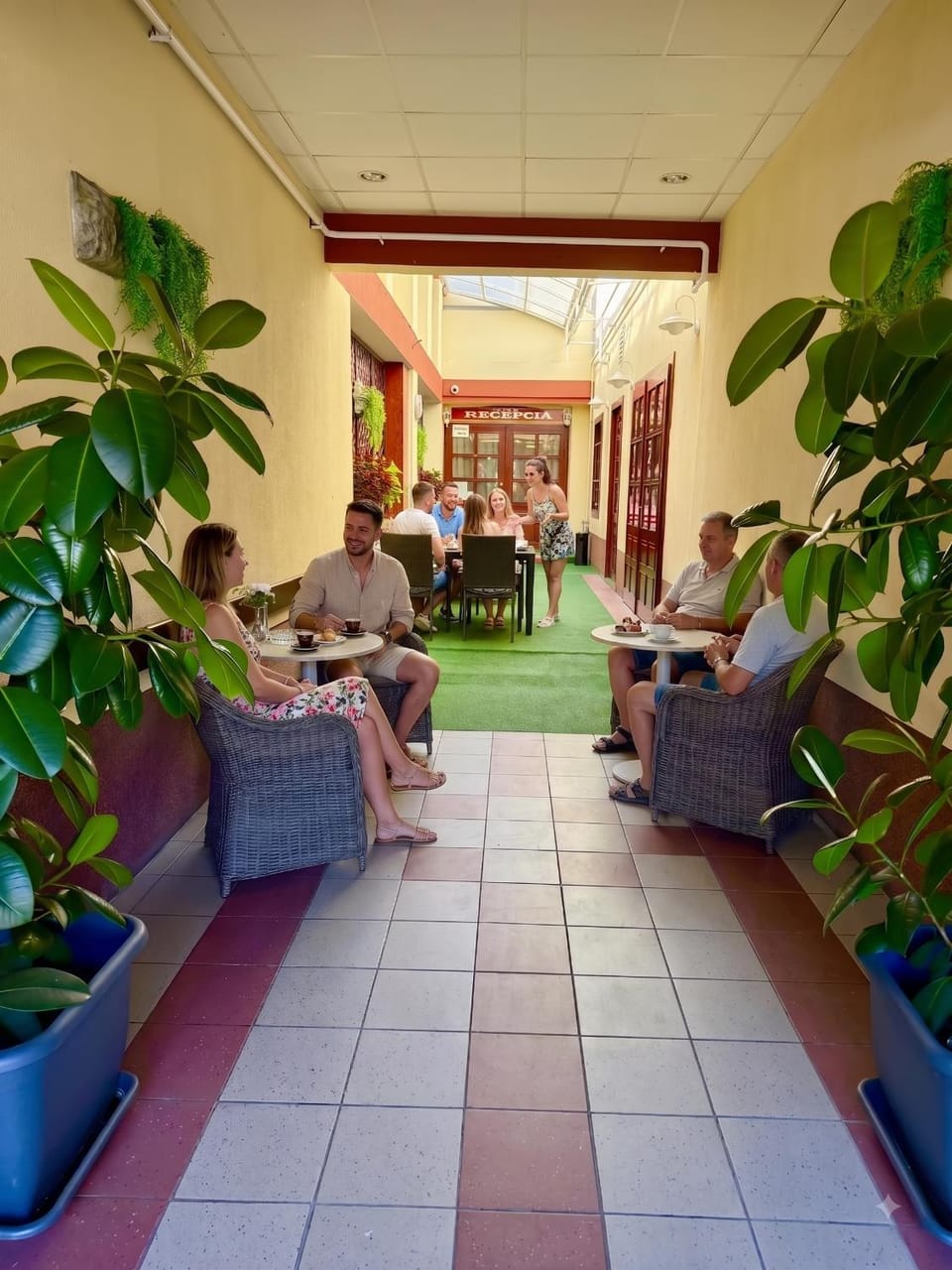 Restaurant/places to eat, Seating area, Garden view, Breakfast, group of guests