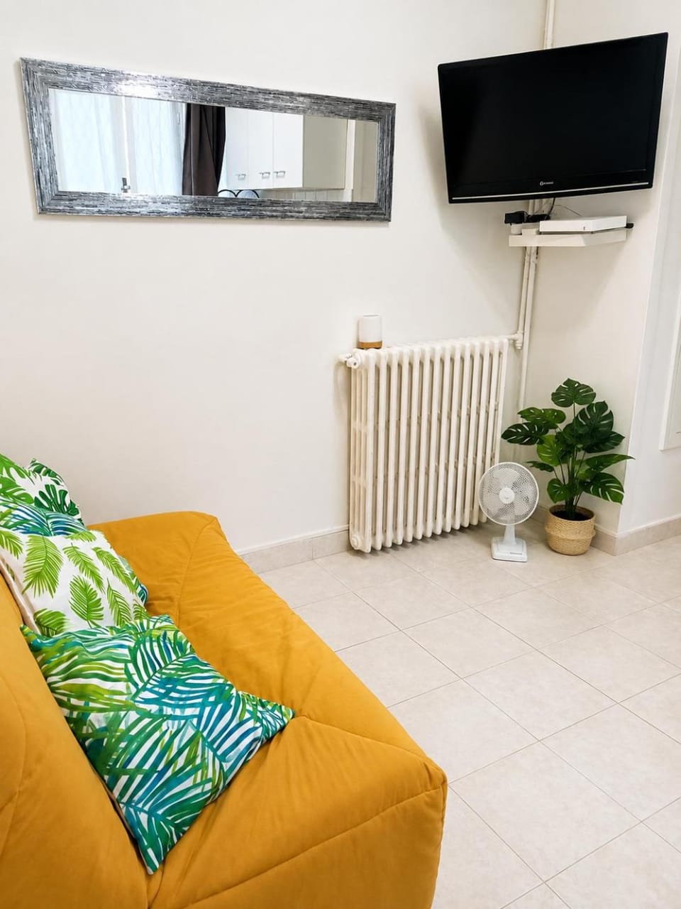 Nice centre- small pied-a-terre near beaches Apartment in Nice