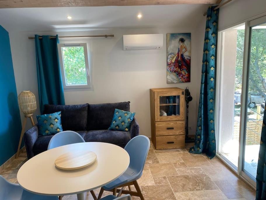 Living room, Seating area, Dining area, air conditioner