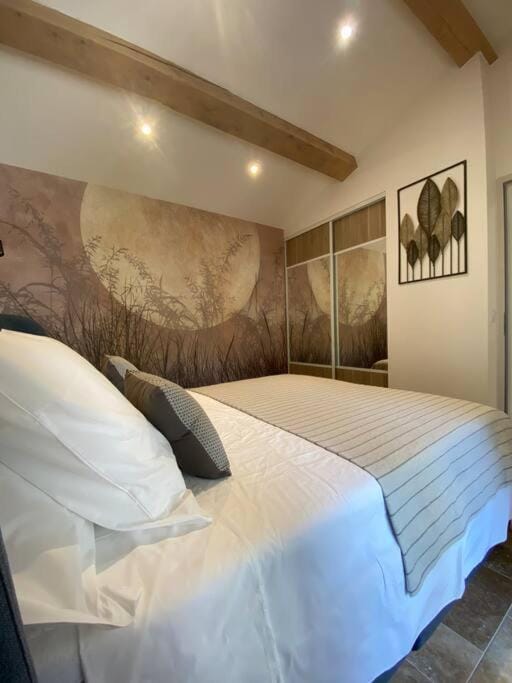 Bed, Photo of the whole room, wardrobe