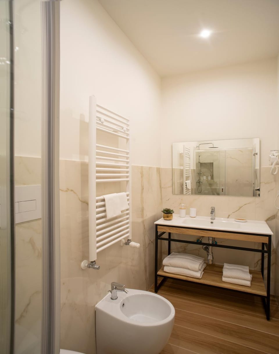 Shower, Toilet, Bathroom, towels