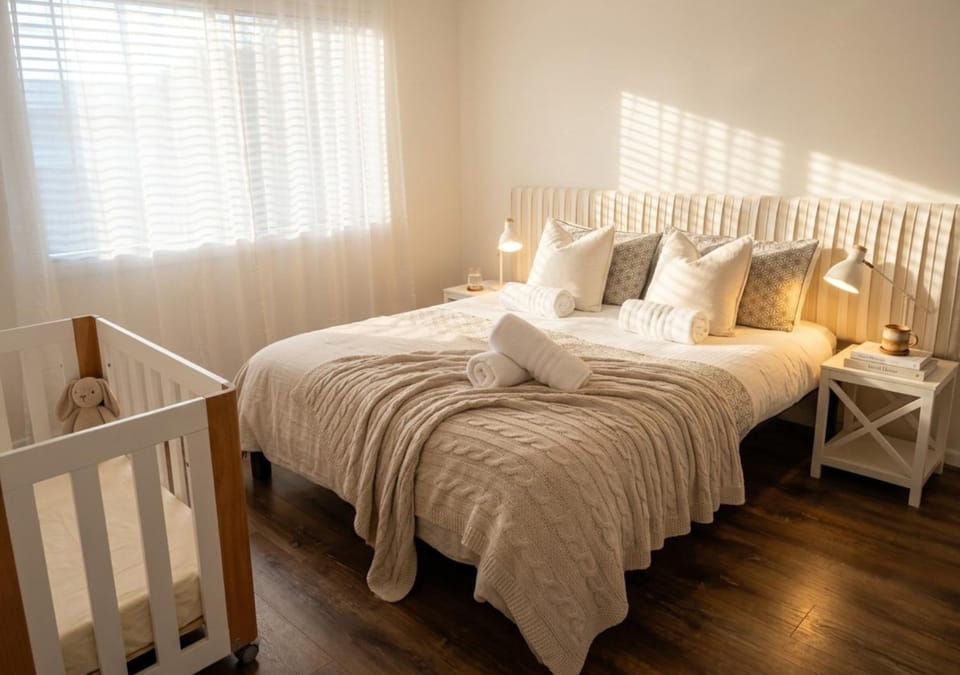 Bed, Bedroom, towels