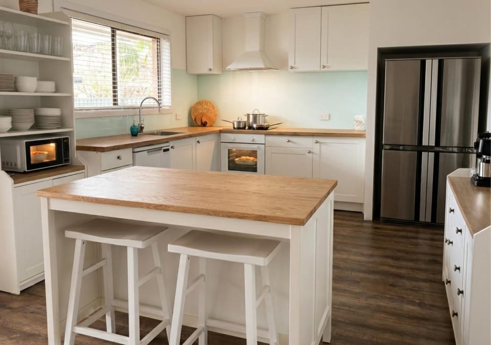 Coffee/tea facilities, Seating area, Dining area, dishwasher, internet, internet, microwave, oven, stove, stove, kitchen, kitchen, air conditioner, air conditioner