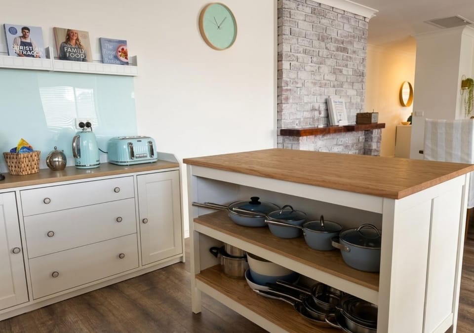 Coffee/tea facilities, internet, pet friendly, kitchen, air conditioner