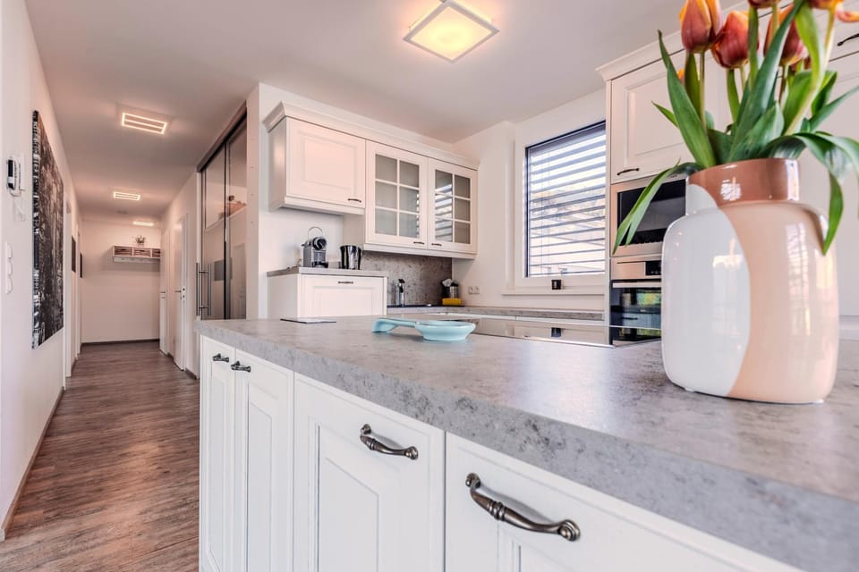 Coffee/tea facilities, Kitchen or kitchenette, dishwasher, microwave, stove