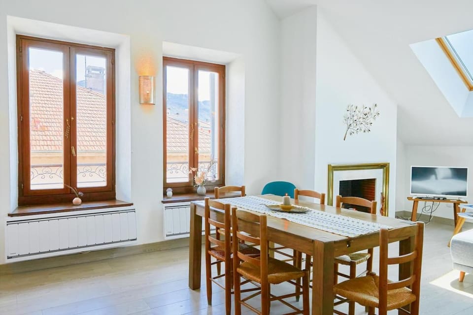 TV and multimedia, Living room, Dining area