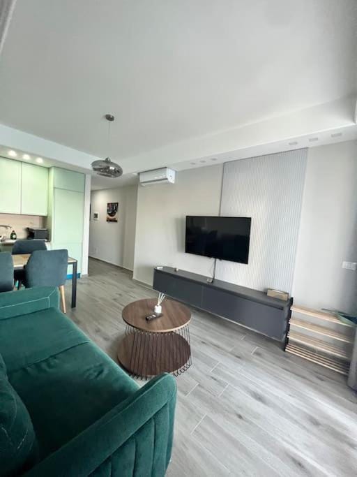 Communal lounge/ TV room, TV and multimedia, Kitchen or kitchenette, Living room, Seating area, Evening entertainment
