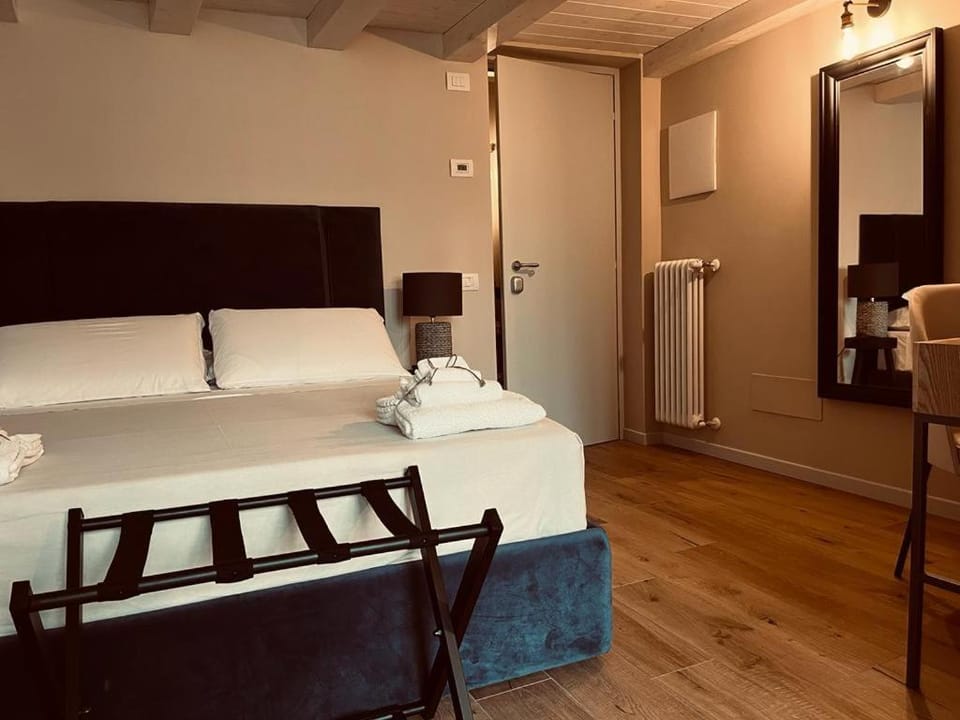 Bed, Living room, Photo of the whole room, Seating area, Bedroom, oven, towels, wardrobe