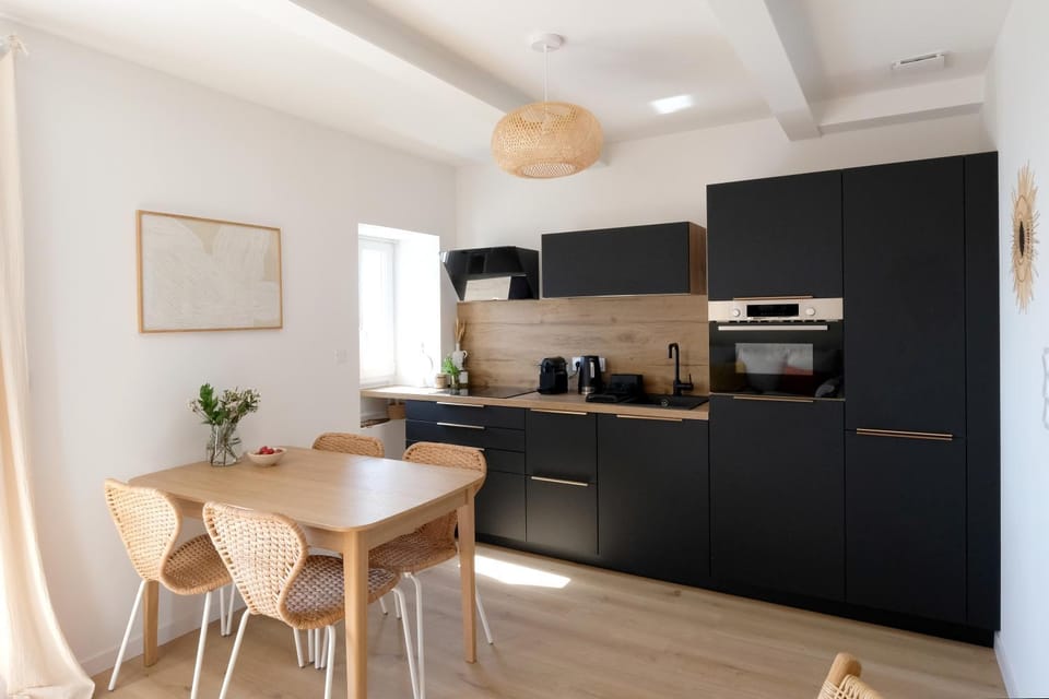 Dining area, pet friendly, stove, kitchen
