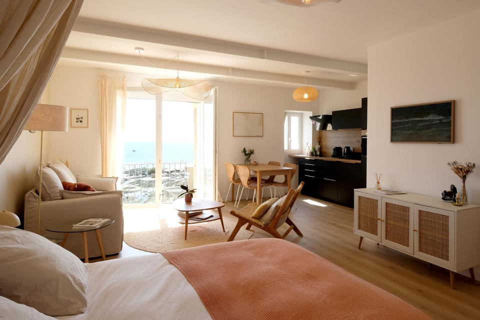 Bed, TV and multimedia, Living room, Photo of the whole room, Bedroom