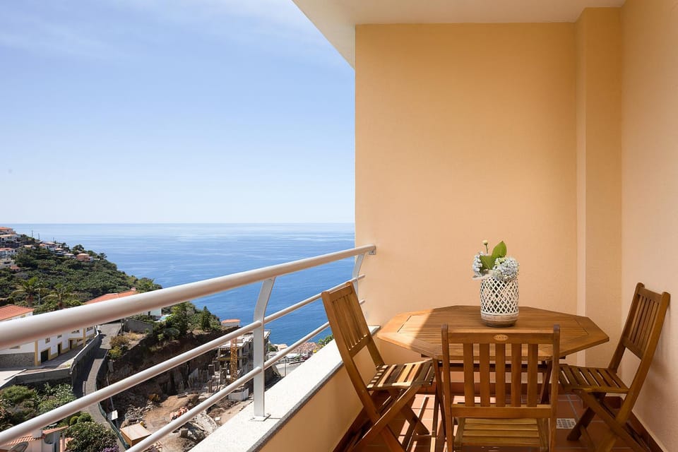 View (from property/room), Balcony/Terrace, Dining area, Sea view