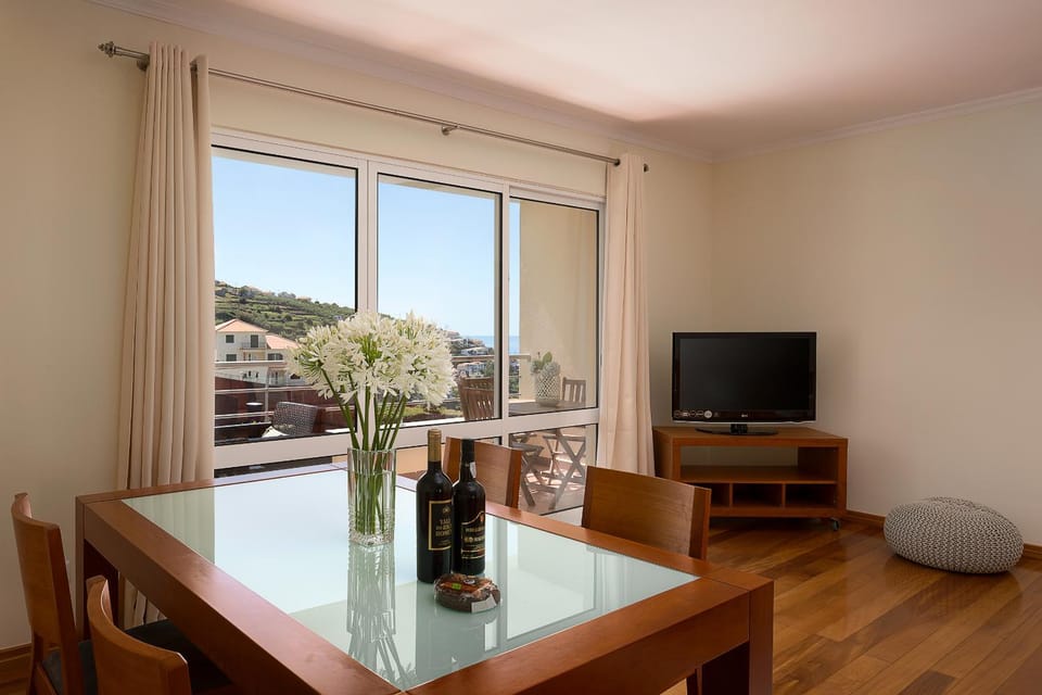 Communal lounge/ TV room, TV and multimedia, View (from property/room), Balcony/Terrace, Living room, Seating area, Dining area