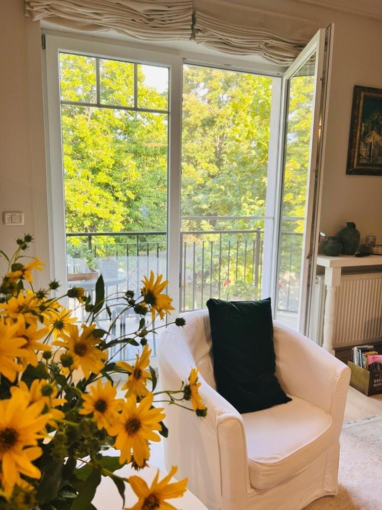View (from property/room), Balcony/Terrace, Living room, Seating area, Garden view