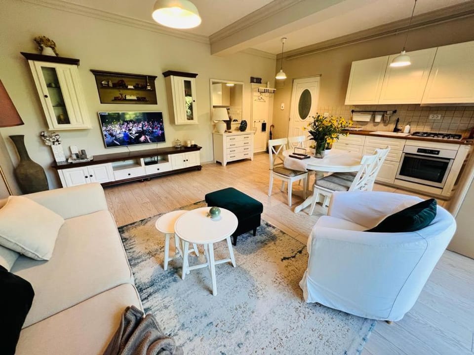 Communal lounge/ TV room, TV and multimedia, Living room, Seating area, Dining area