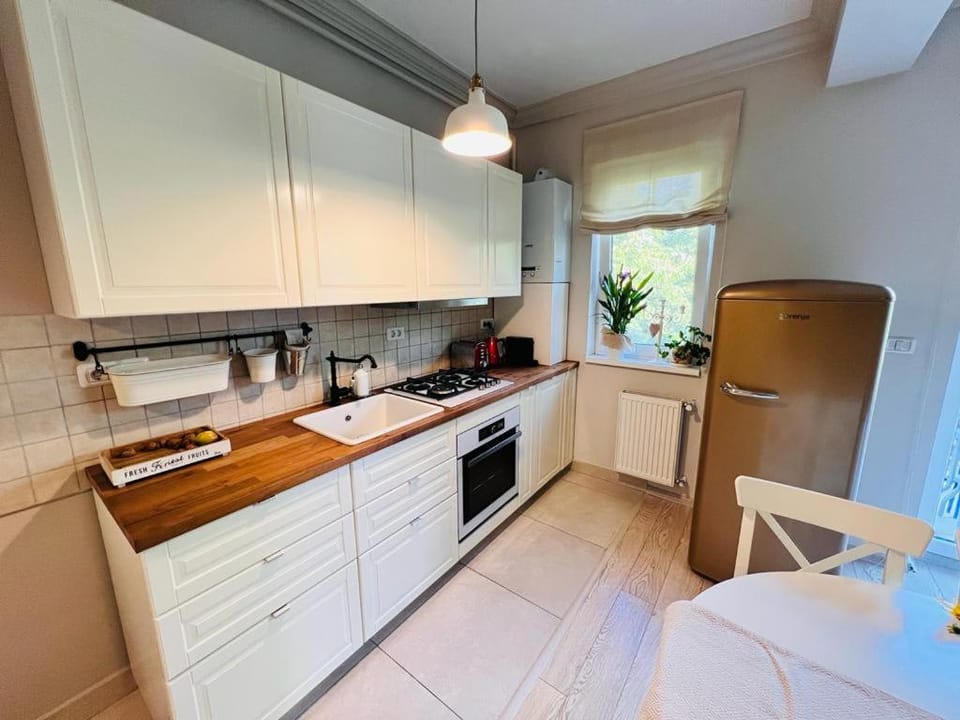 Kitchen or kitchenette, Dining area, dishwasher, pet friendly, stove, toaster