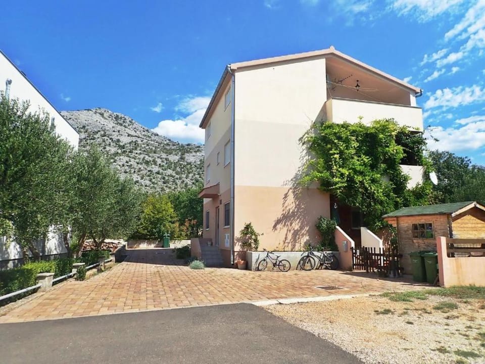 Property building, Day, Natural landscape, Mountain view