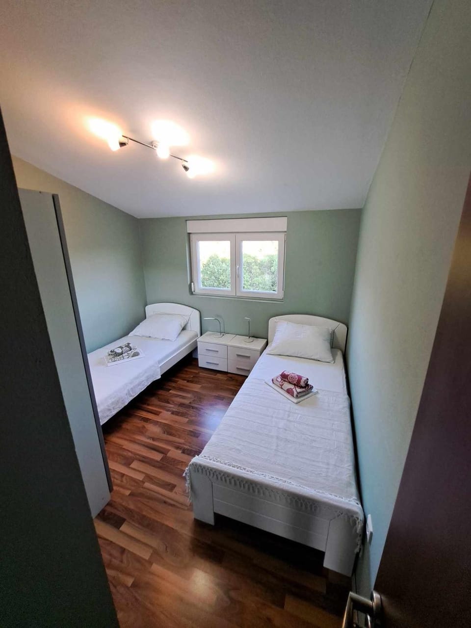 Bed, Bedroom, towels