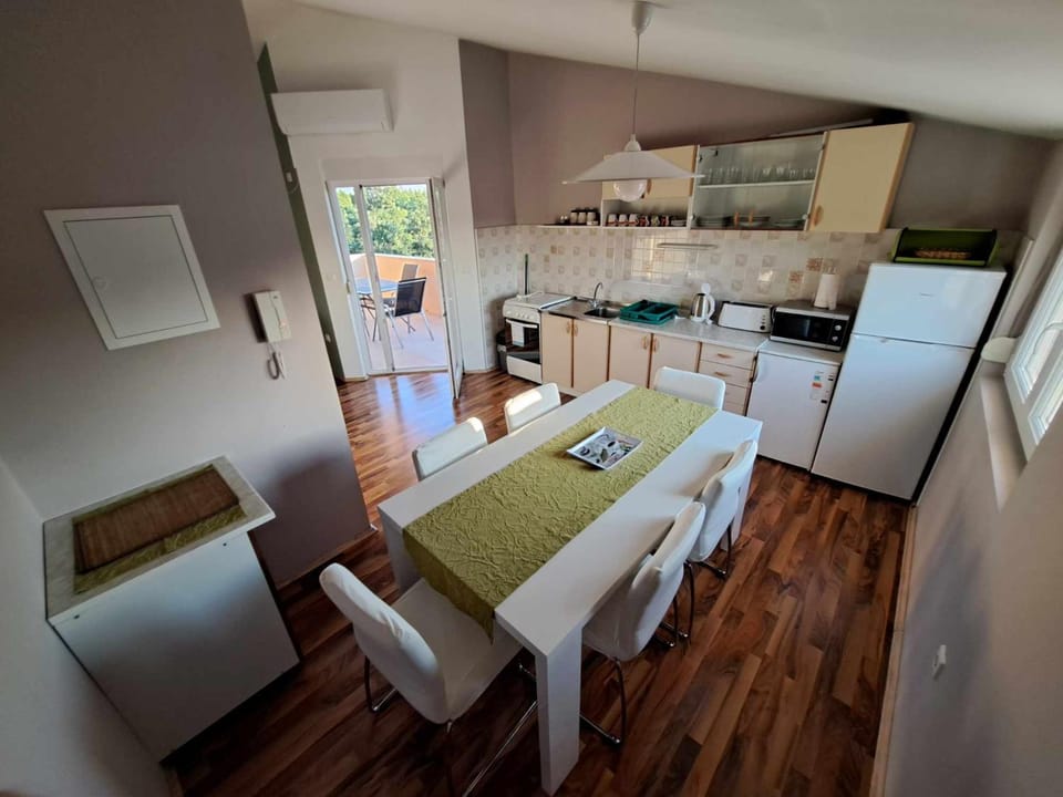 Kitchen or kitchenette, Dining area, minibar, pet friendly, stove