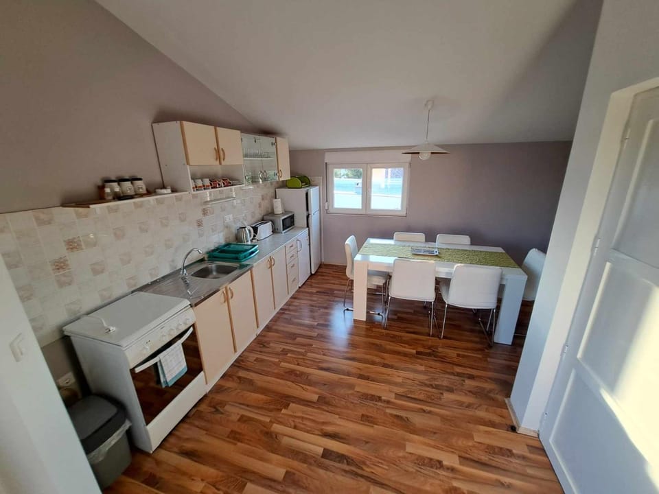 Kitchen or kitchenette, Dining area, minibar, pet friendly, stove