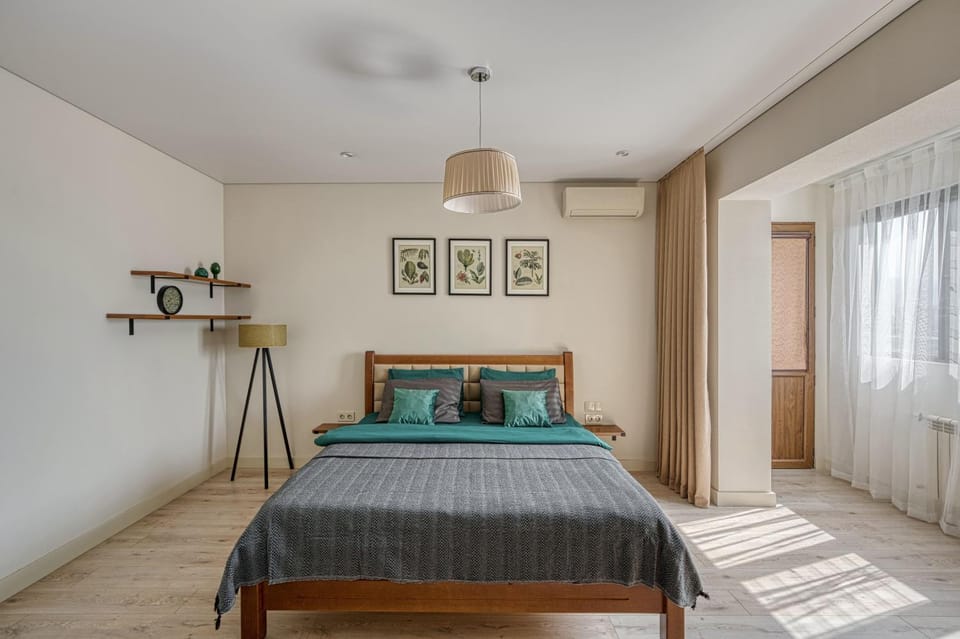 Bed, Living room, Photo of the whole room, Bedroom, air conditioner