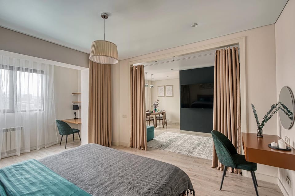Bed, TV and multimedia, Photo of the whole room, Bedroom, hair dresser