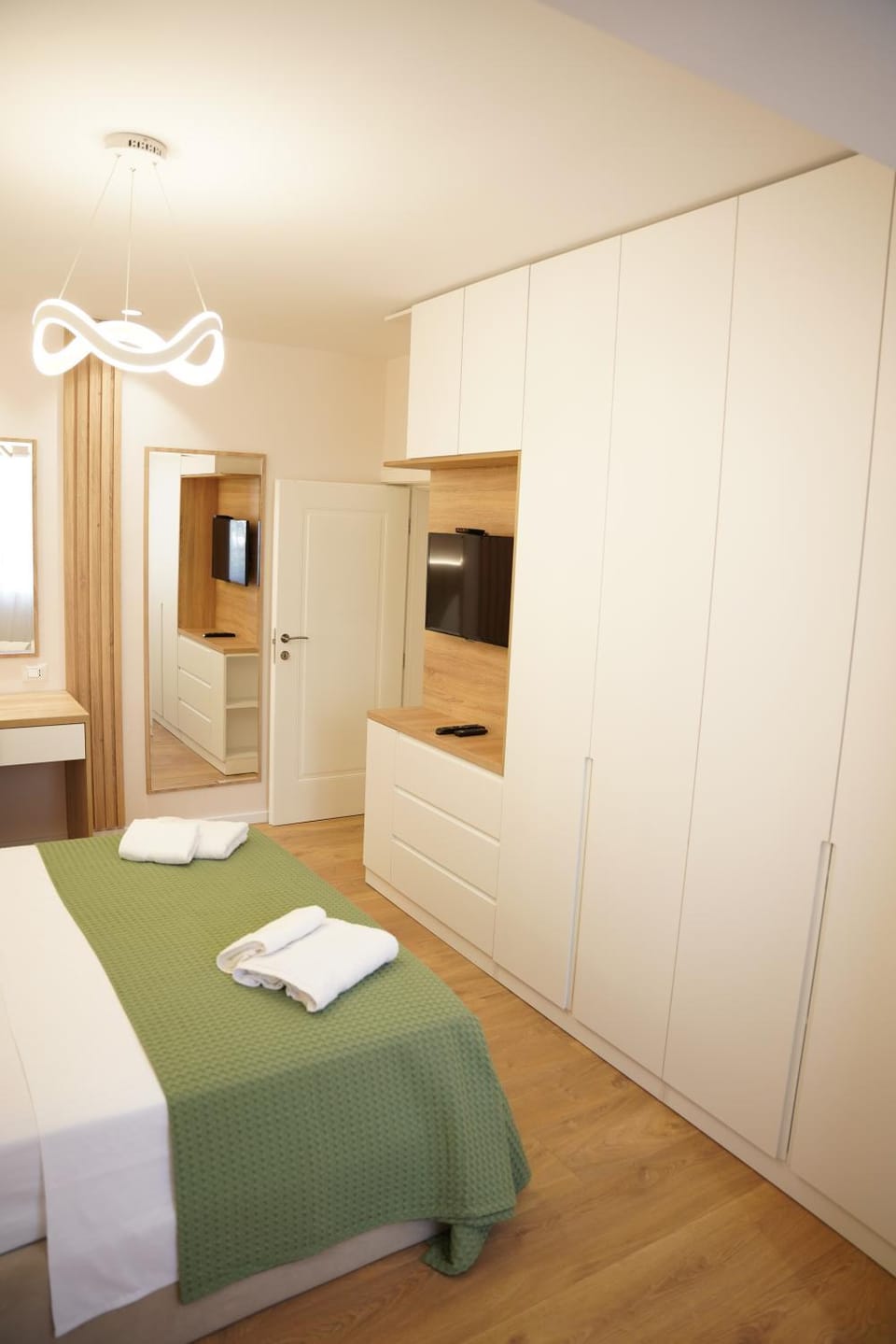 Bed, TV and multimedia, Bedroom, wardrobe