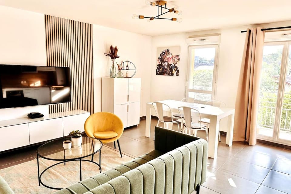 TV and multimedia, Living room, Seating area, Dining area