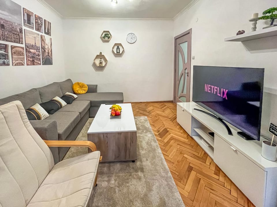 Communal lounge/ TV room, TV and multimedia, Living room, Seating area, Evening entertainment