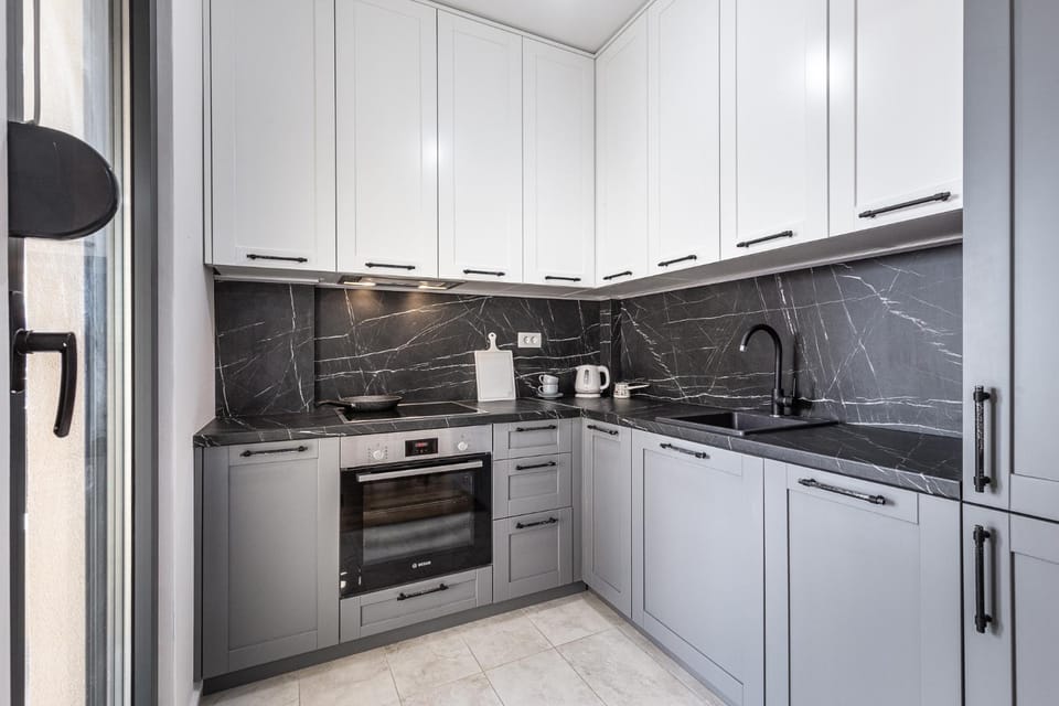 Coffee/tea facilities, Kitchen or kitchenette, dishwasher, oven, stove